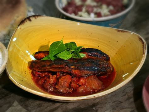  Khoresht-e Bademjan: Ein köstliches Gedicht aus Auberginen, Zwiebeln und saftigen Granatapfelkernen!