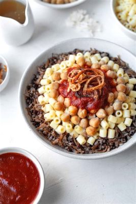  Koshari: Ein vegetarisches Gericht voller würziger Überraschungen und cremiger Texturen!