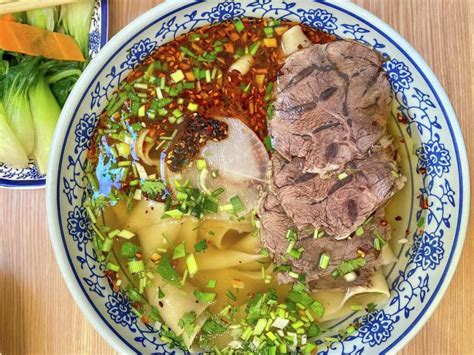  Lanzhou Lamian: Ein zartes Nudelnest mit feurig-pikanten Fleischstückchen im Umami-Brothsud!