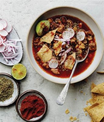  Pozole Rojo! Eine herzhafte Symphonie aus Maismehlsuppe und saftigem Schweinefleisch