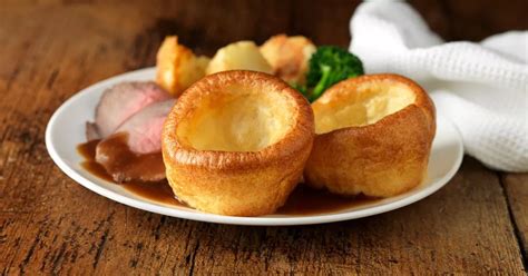  Yorkshire Pudding – Ein himmlischer Leckerbissen für Fleischliebhaber und Saucenfanatiker!