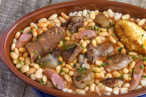  Cassoulet! Ein herzhaftes Gericht aus Toulouse, das die Sinne mit seiner Umami-Bombe verwöhnt.