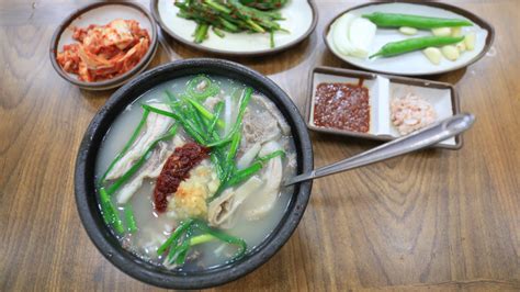  Dwaeji Gukbap: Ein herzhaftes, wärmendes Schweinefleischsuppenhighlight aus Jeonju!