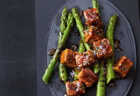  Gebratener Tofu mit Pilzen und Spargel: Sind Sie bereit für eine aromatische Explosion des Vegetarischen Geschmacks?