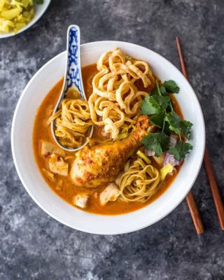  Khao Soi: Ein cremiges Curry mit knusprigen Nudeln – ein kulinarisches Abenteuer aus Chiang Mai!