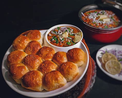  Misal Pav: Ein würziges Abenteuer für die Geschmacksknospen, das scharfe Aromen mit cremigen Texturen vereint!